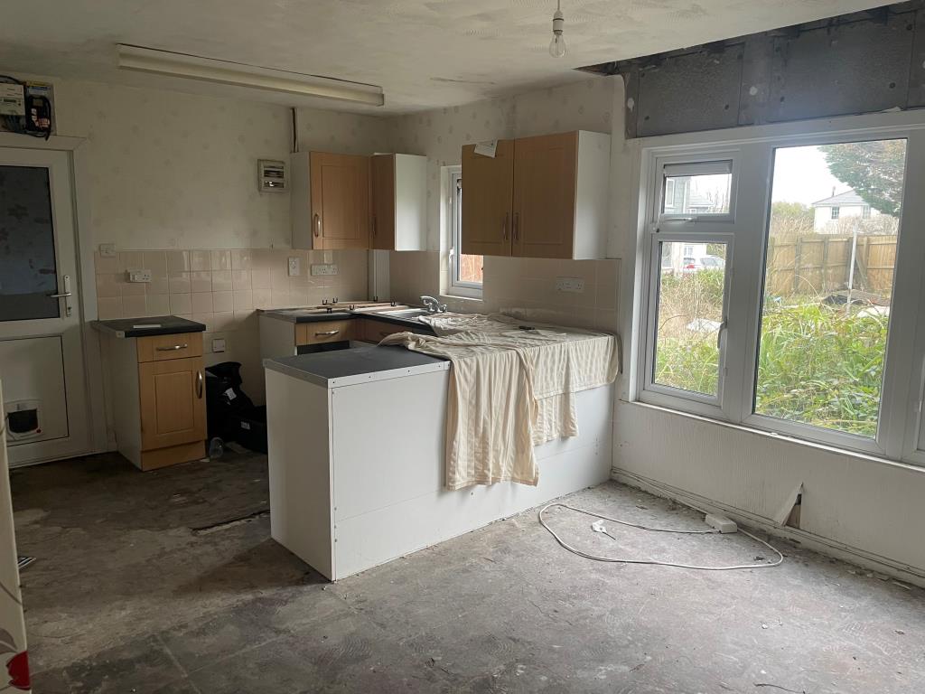 Lot: 75 - SEMI-DETACHED HOUSE - Kitchen/diner with window looking out onto rear garden